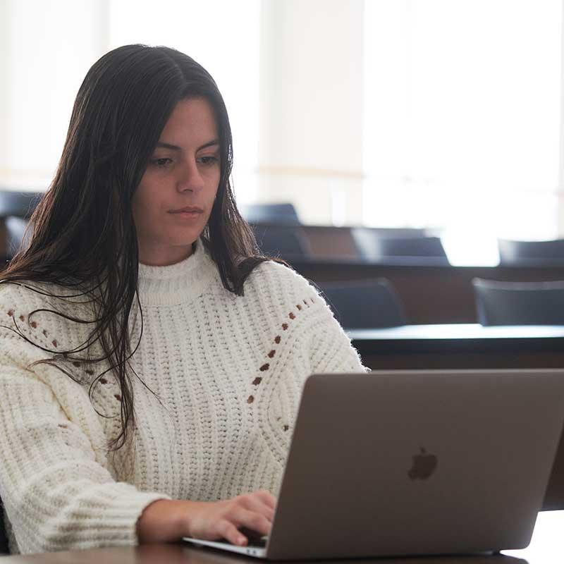 一名女学生在课间用笔记本电脑学习